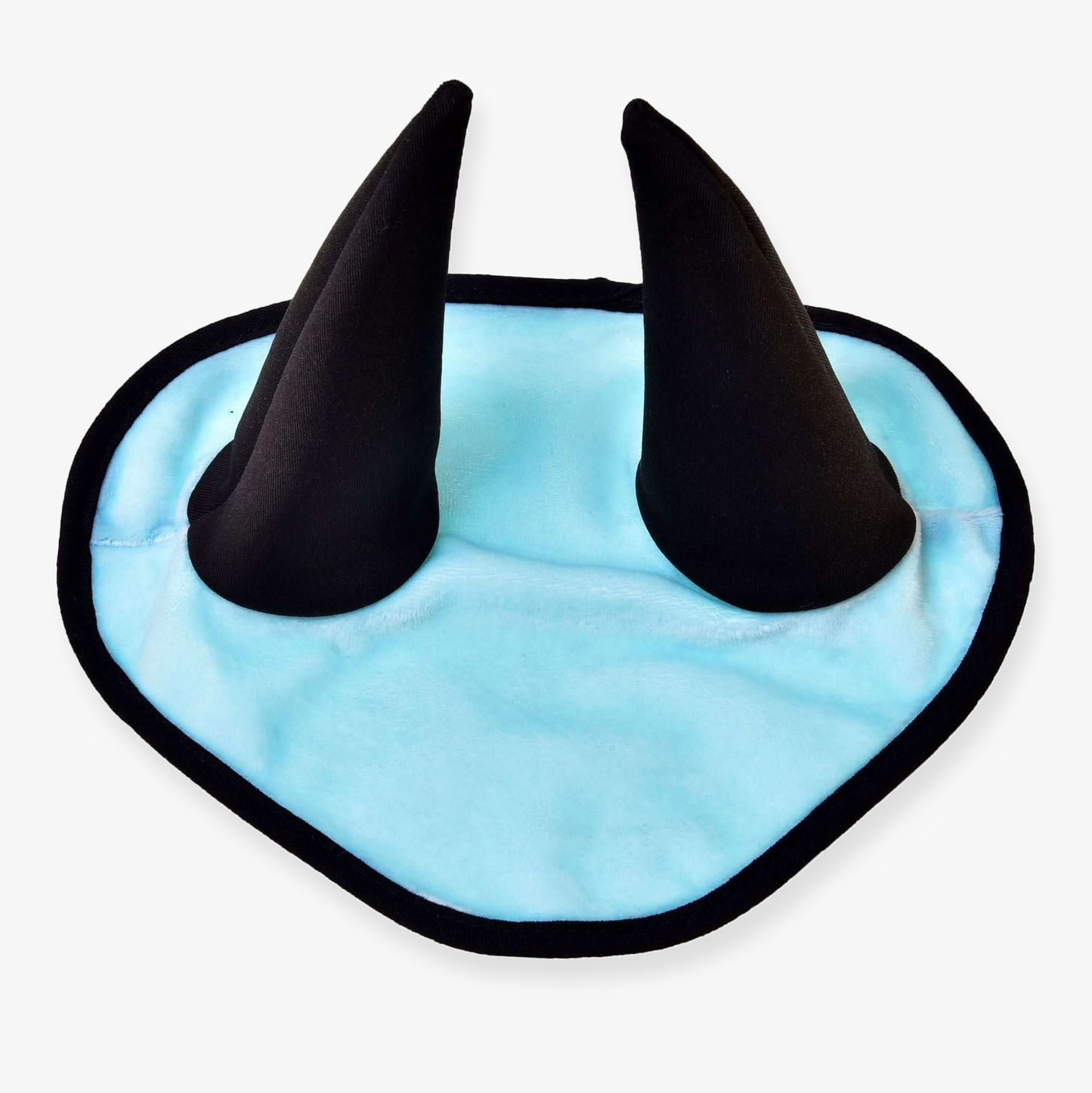 Oornetje Ice Blue van Hobby Horse LarDen met een licht ijsblauw ontwerp, twee hoge puntige zwarte hoorns en een zwarte rand, liggend op een witte achtergrond.