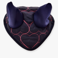 Oornetje Roze Hart van Hobby Horse LarDen, een donker, hartvormig paardenornament met hoornachtige gevoerde punten en rood stiksel, lijkend op bescherming tegen vliegen, van bovenaf weergegeven op een witte achtergrond.