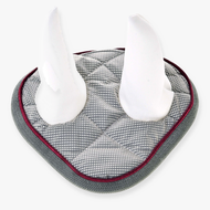 Oornetje Silver Eleganza van Hobby Horse LarDen, een grijze gewatteerde pad met bordeauxrode bies en twee witte rechtopstaande oren, voor stijlvolle bescherming tegen insecten tijdens het spelen met een Hobby Horse.