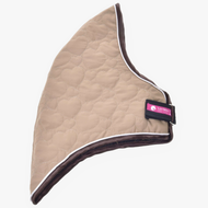 Halsbeschermer Bonanza van Hobby Horse LarDen, een gewatteerd hondenjasje van beige stof met hartstiksels, bruine afwerking en een klittenbandriem met een roze "Let Demi"-label. Stevige sluitingen zorgen voor comfort en een goede pasvorm. Getoond op een witte achtergrond.