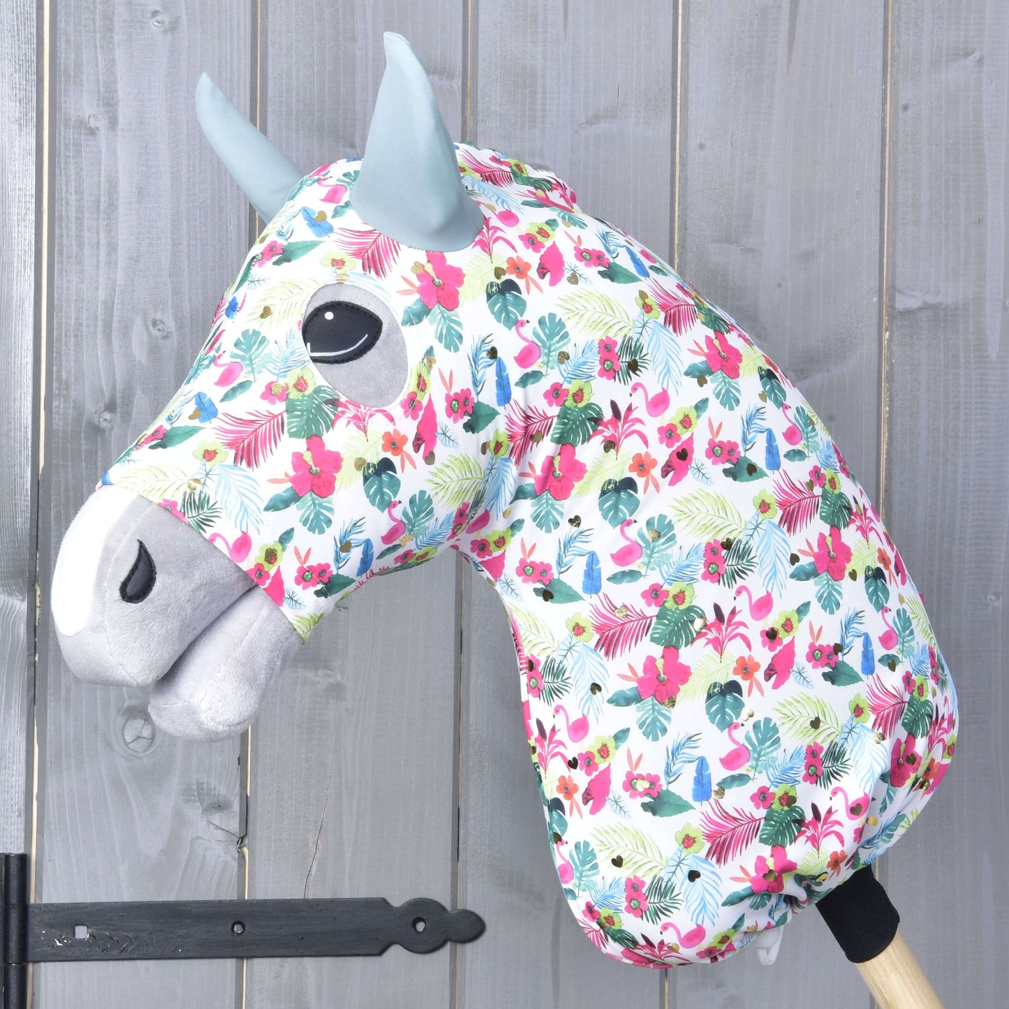 Hobby Horse LarDen Star (Lycra) beschermpak van Hobby Horse LarDen is een wasbare, kleurrijke hoes die over het hoofd van je Hobby Horse past en zorgt voor eenvoudig schoonmaken.