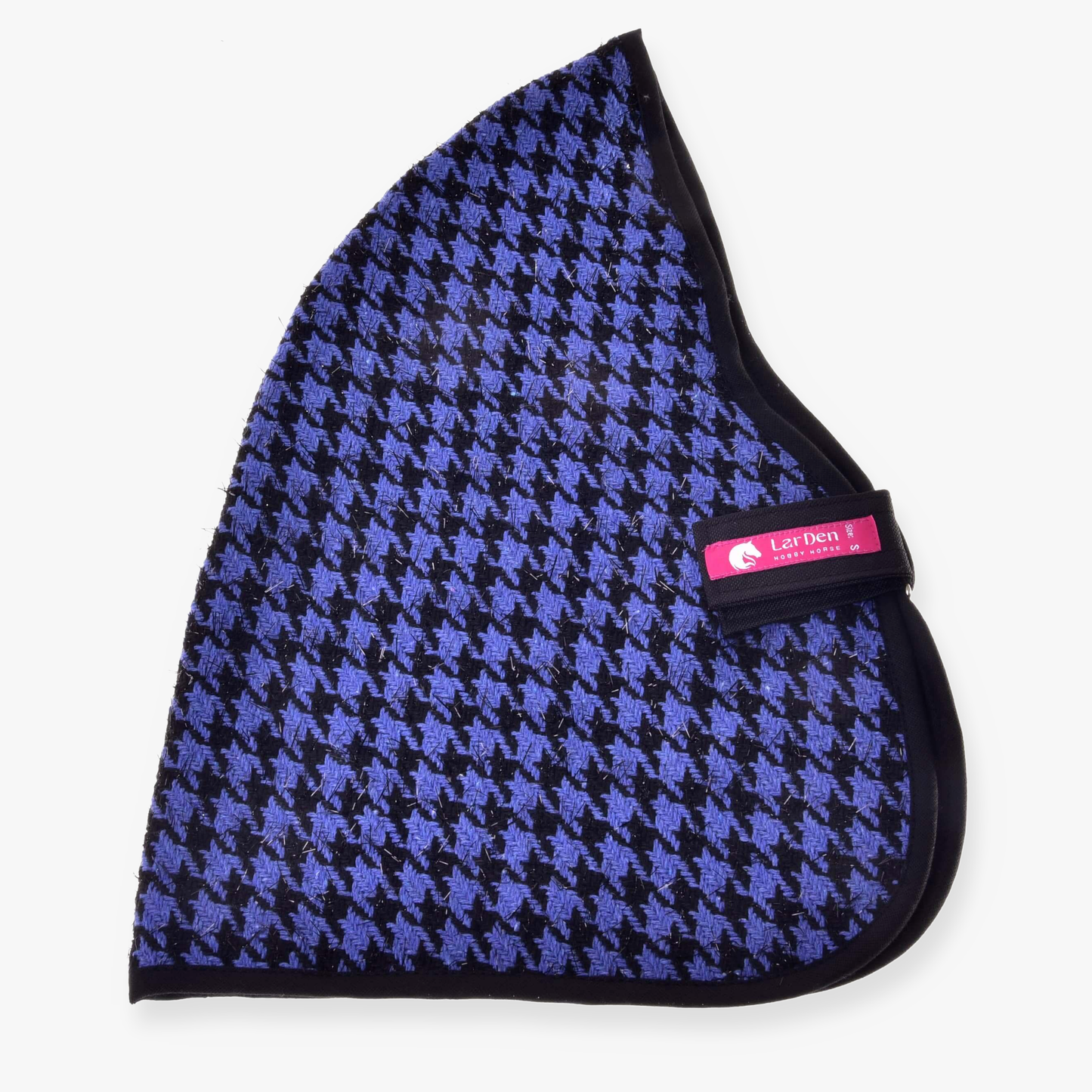 Blauw en zwart oornetje voor paarden met pied-de-poulepatroon, zwarte bies en een roze label, perfect te combineren met je Hobby Horse LarDen Stable Blanket Blue tijdens paardentraining of Hobby Horse-activiteiten.