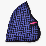 Blauw en zwart oornetje voor paarden met pied-de-poulepatroon, zwarte bies en een roze label, perfect te combineren met je Hobby Horse LarDen Stable Blanket Blue tijdens paardentraining of Hobby Horse-activiteiten.