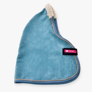 Stal Deken Fern van Hobby Horse LarDen, een lichtblauwe ribfluwelen capuchon met beige bies en een pluizige crèmekleurige bovenkant, met een roze en zwart Lani Ben-label, vormgegeven als een Hobby Horse-deken en afgebeeld op een witte achtergrond.