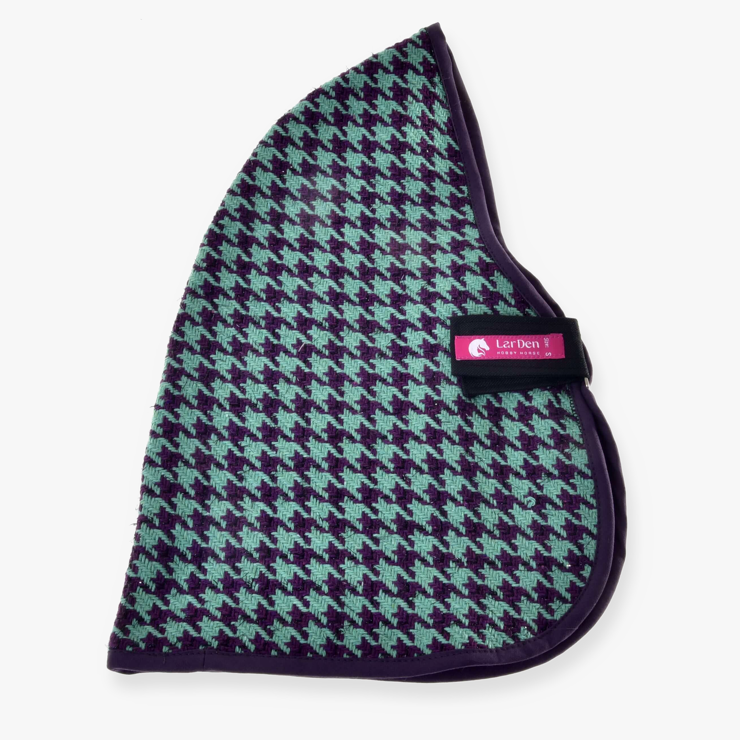 Stal Deken Groen van Hobby Horse LarDen met een petrol- en zwart pied-de-poulepatroon, gebogen vorm, donkere bies, zwarte band en een roze LarDen-label, perfect als stijlvol en uniek kledingaccessoire.