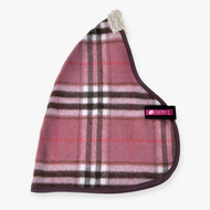 Stal Deken Lady van Hobby Horse LarDen, een roze, bruine en witte geruite fleece muts met een driehoekige vorm, grijze bies, zachte witte punt en klittenband met een roze “Ear Bon”-label, knus als een Hobby Horse-deken.