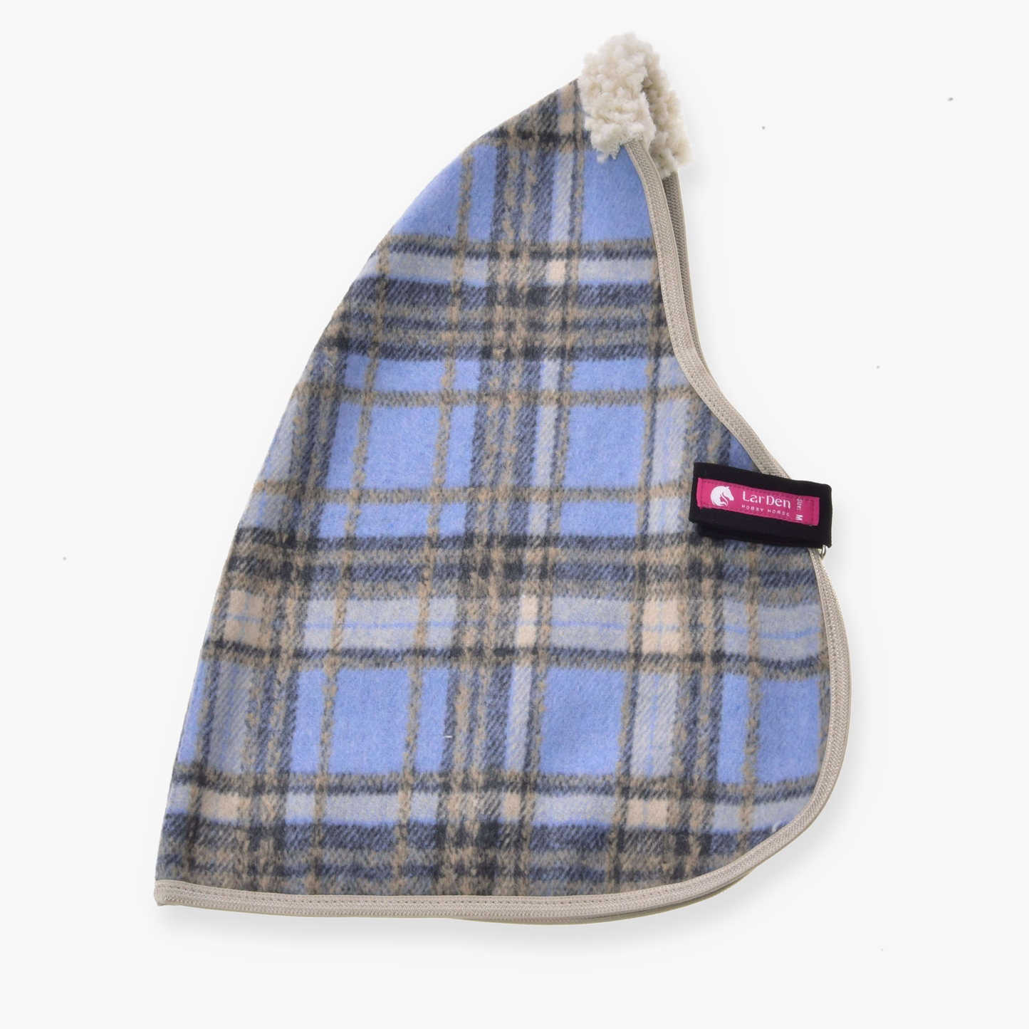 Stal Deken Lichtblauw van Hobby Horse LarDen, een driehoekig blauw en beige geruit fleece oornetje met crèmekleurige rand, een pluizige witte punt en een roze en zwart "Cat Den"-label aan één kant, geïnspireerd op gezellige paardendekens.