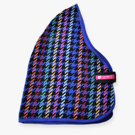 Staldeken Peru van Hobby Horse LarDen met een kleurrijk pied-de-poulepatroon, blauwe bies, zwarte band en roze-wit LarDen-logolabel. De stof combineert levendige rode, gele, groene en blauwe tinten.