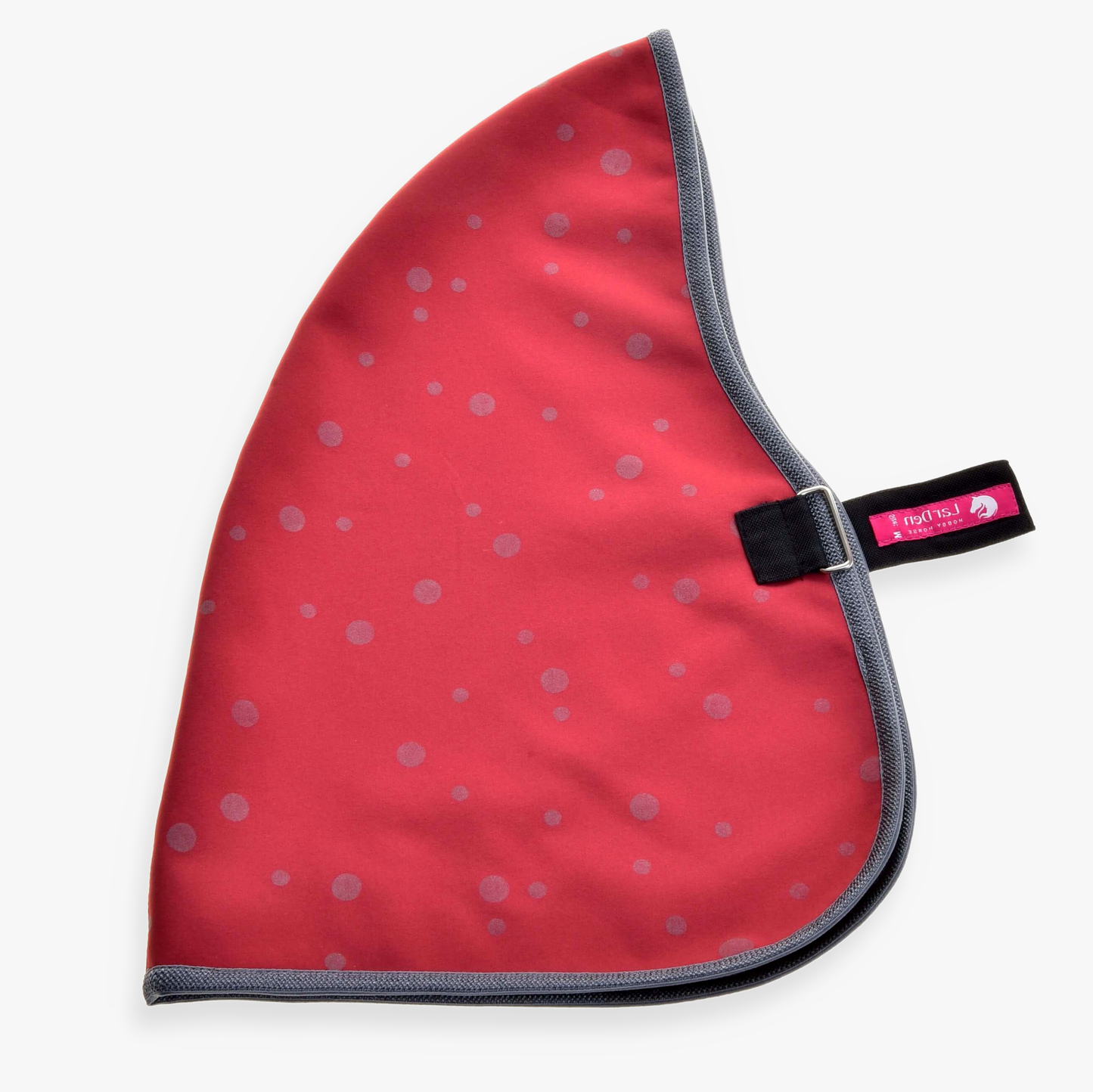 Stal Deken Framboos van Hobby Horse LarDen, een rode stoffen deken met grijze bies en kleine grijze stippen, met een zwarte band en een roze label. Plat neergelegd op een witte achtergrond.