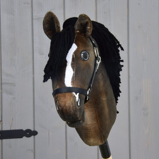 Hobby Horse Sundance met zwart halster