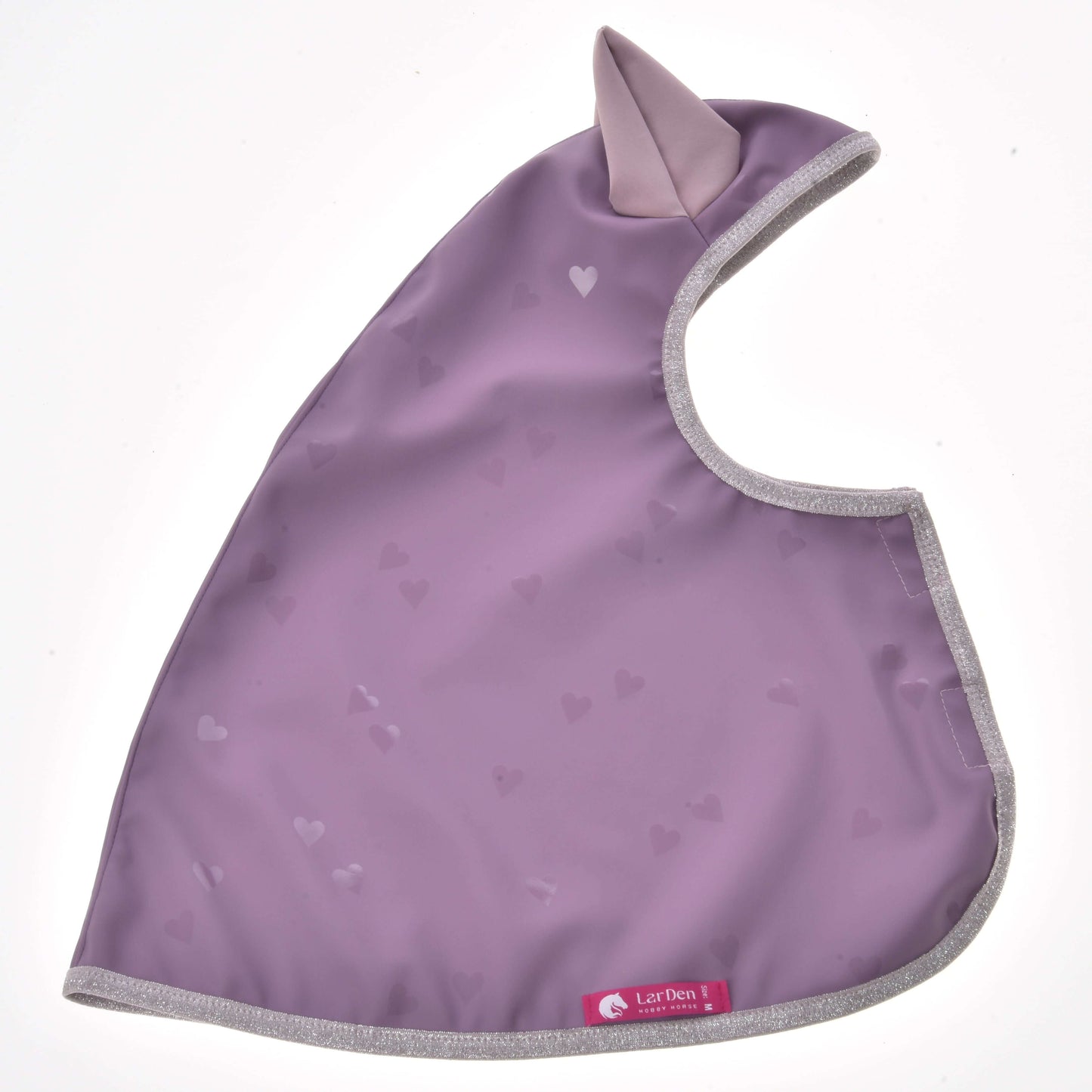 Regenjas Sweetheart van Hobby Horse LarDen is een lavendelkleurig slabbetje met hartpatroon, grijze bies, een schattig stoffen oor bovenaan en een roze label met witte tekst, perfect als schattig Hobby Horse-accessoire.