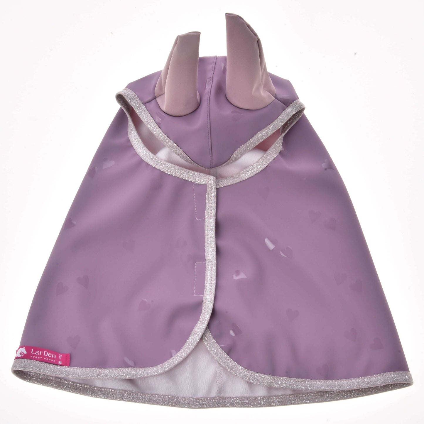 Regenjas Sweetheart van Hobby Horse LarDen is een lichtpaarse regenjas met zilverkleurige bies, hartpatroon en twee zachte rechtopstaande oren op de capuchon. Plat afgebeeld met een roze label, een charmant accessoire voor alle weersomstandigheden.
