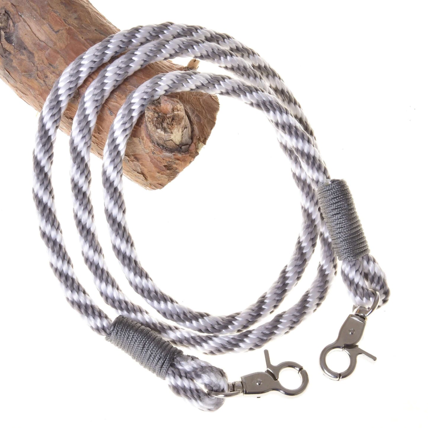 Hobby Horse - Teugels zilver streep van Hobby Horse LarDen bestaat uit met de hand gedraaid grijs-wit polypropyleentouw met metalen clips aan beide uiteinden en verstevigde uiteinden, ideaal als teugels voor Hobby Horse of voor creatieve projecten.